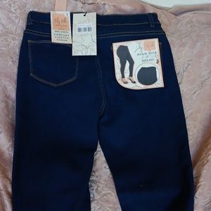 NWT Truly Bella skinny jeans SIZE 3